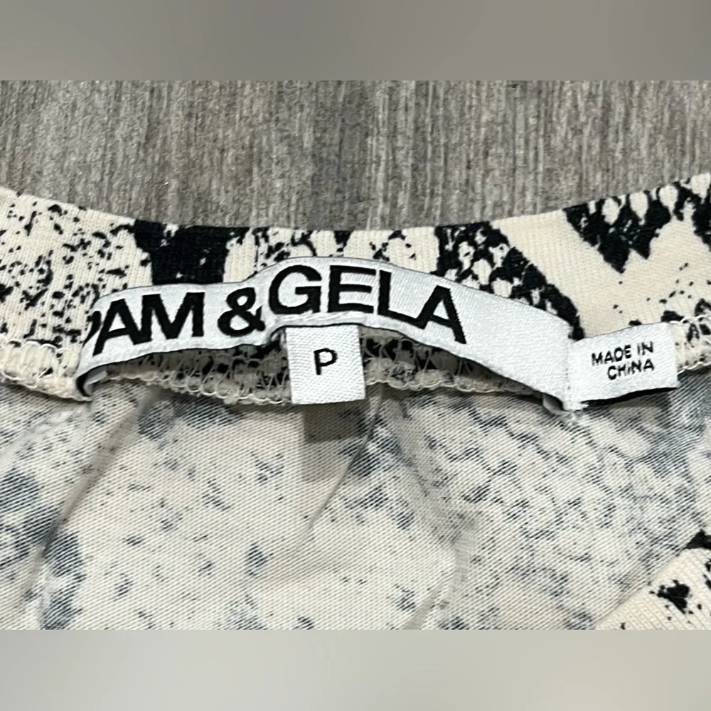Pam and Gela python basic tee- P ( XS) - Picture 2 of 4